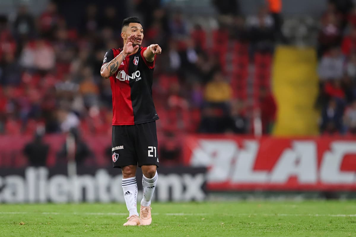 El colombiano Juan José Calero, hijo del recordado arquero Miguel Calero, fue titular pero reemplazado en la delantera al minuto 57.