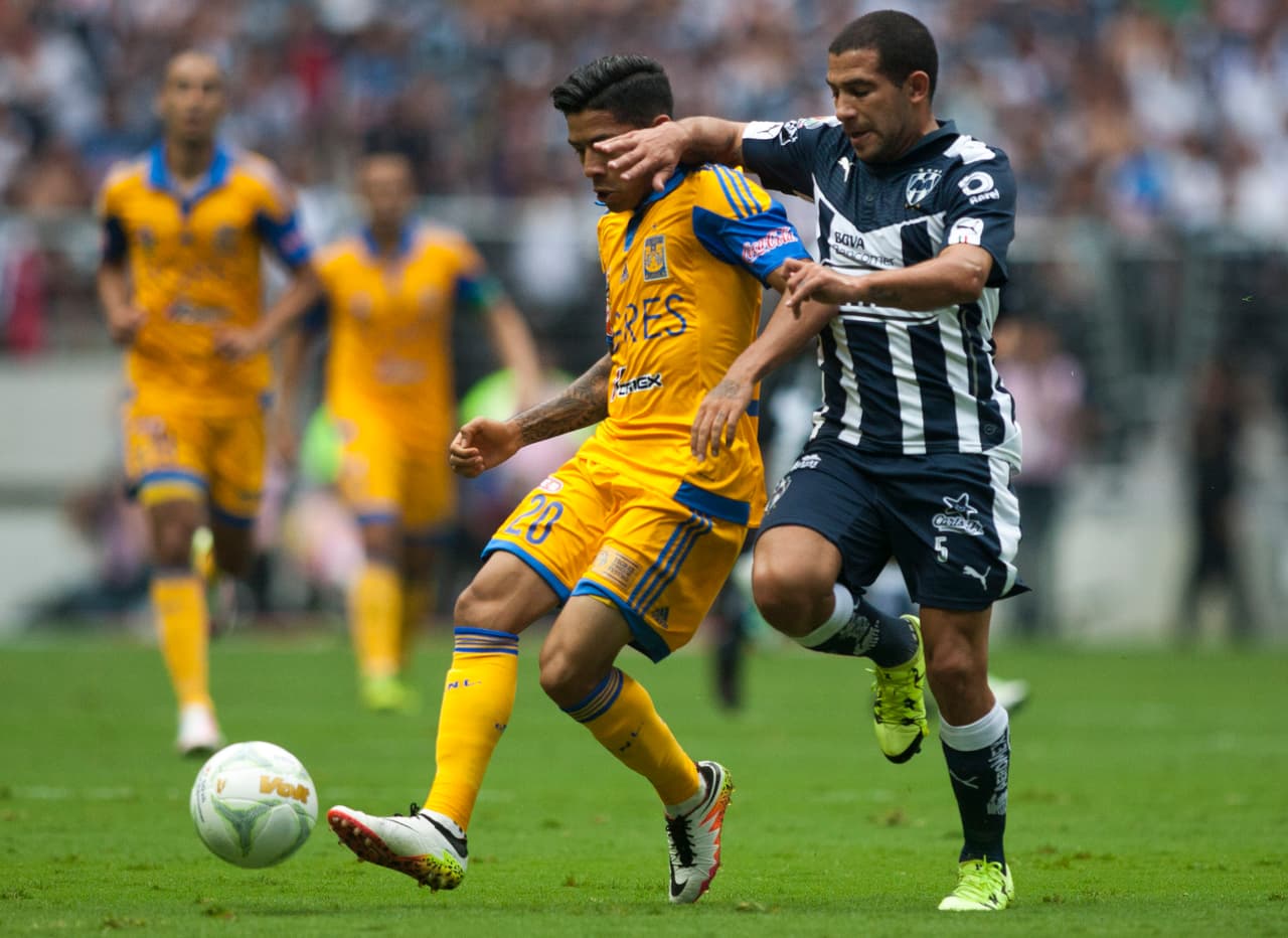 Walter Gargano intenta quitarle el balón a Javier Aquino.