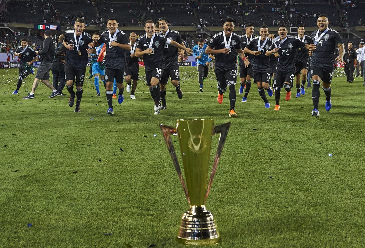 Tremendo festejo de la Selección Mexicana en Soldier Field luego de vencer 1-0 a Estados Unidos por la Final de la Copa Oro. Los jugadores y cuerpo técnico del Tri celebraron de manera impresionante, un triunfo conseguido a toda ley y una fiesta en la cancha para recordar la hazaña.