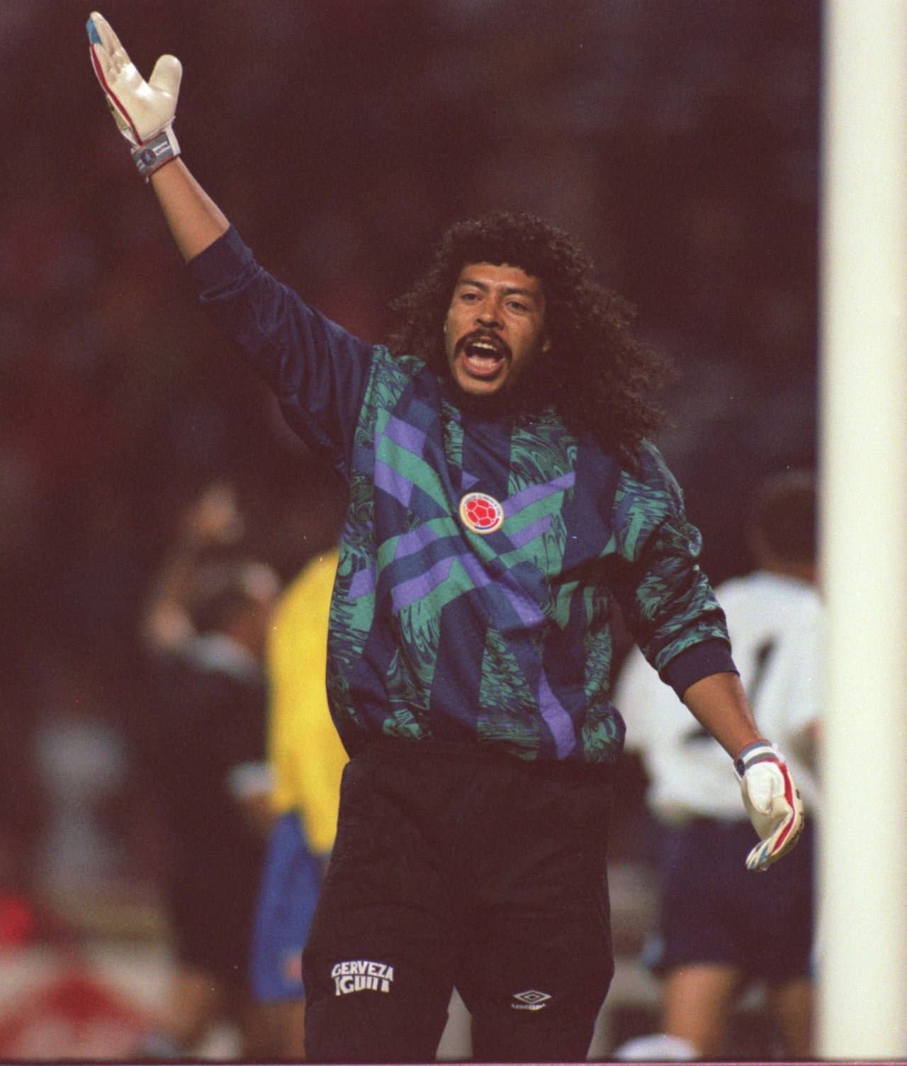 El colombiano René Higuita, que tomó fama por su atajada del 'Escorpión', fue también un arquero cuyos reflejos e intuición lo convirtieron en un atajador de penaltis experto.