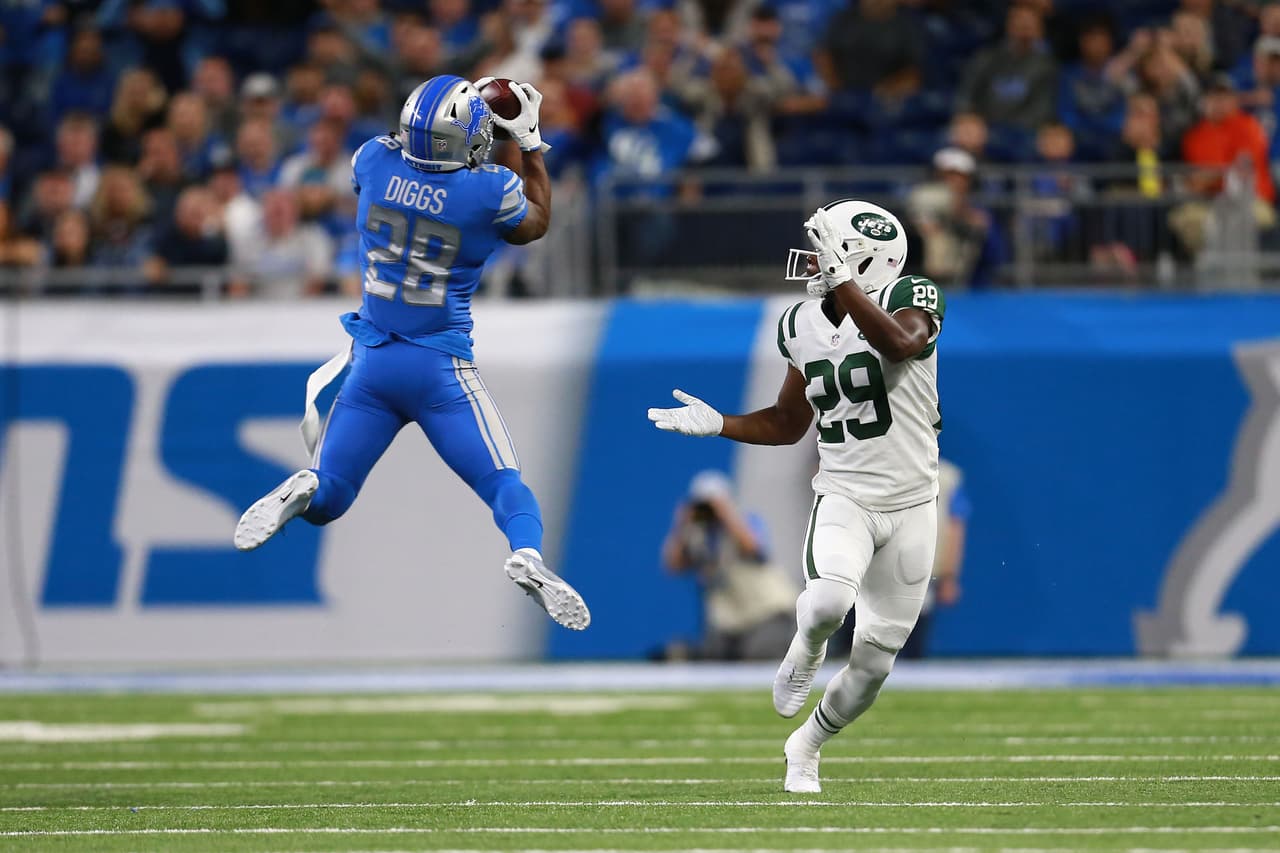 Y el partido entró en calor rápido. Quandre Diggs le interceptó a Sam Darnold su primer pase en la NFL y no solo eso sino que lo llevó al
<i>end zone</i>, con eso Detroit ganaba 7-0.