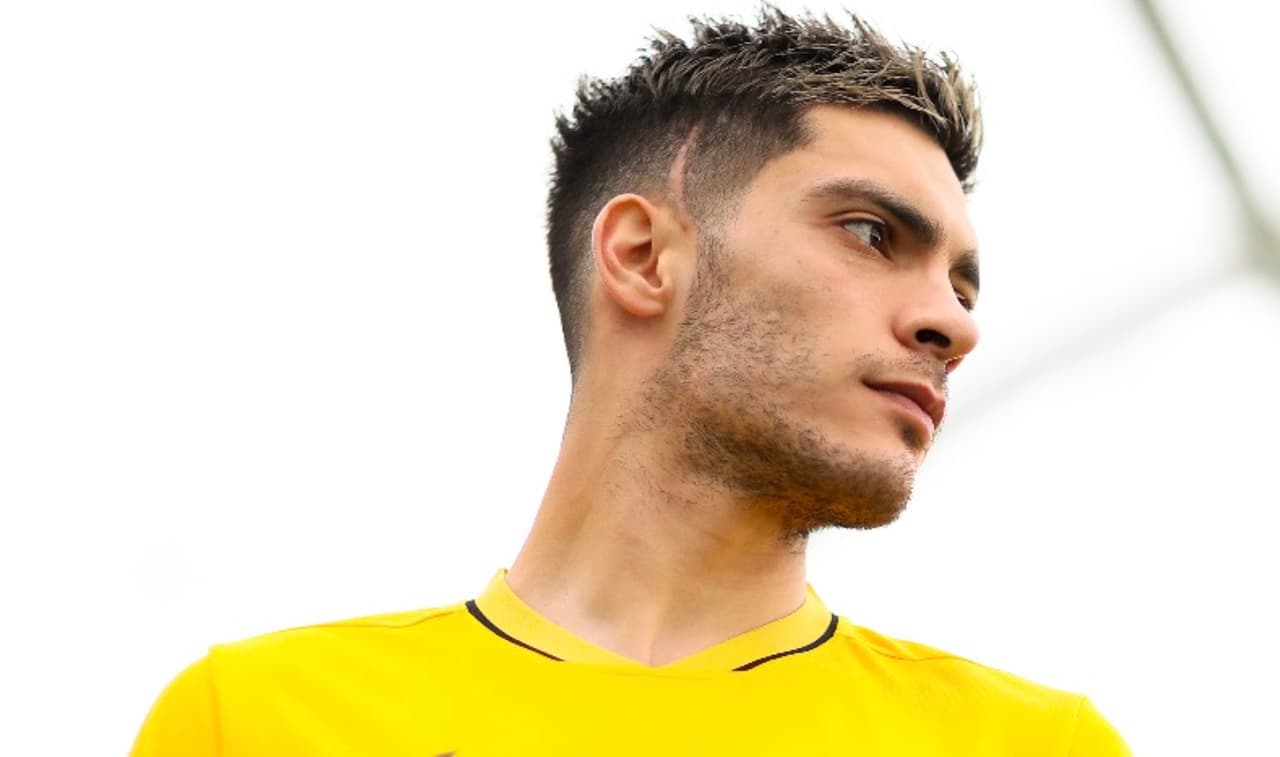 Raúl Jiménez presume el nuevo uniforme del Wolverhampton 