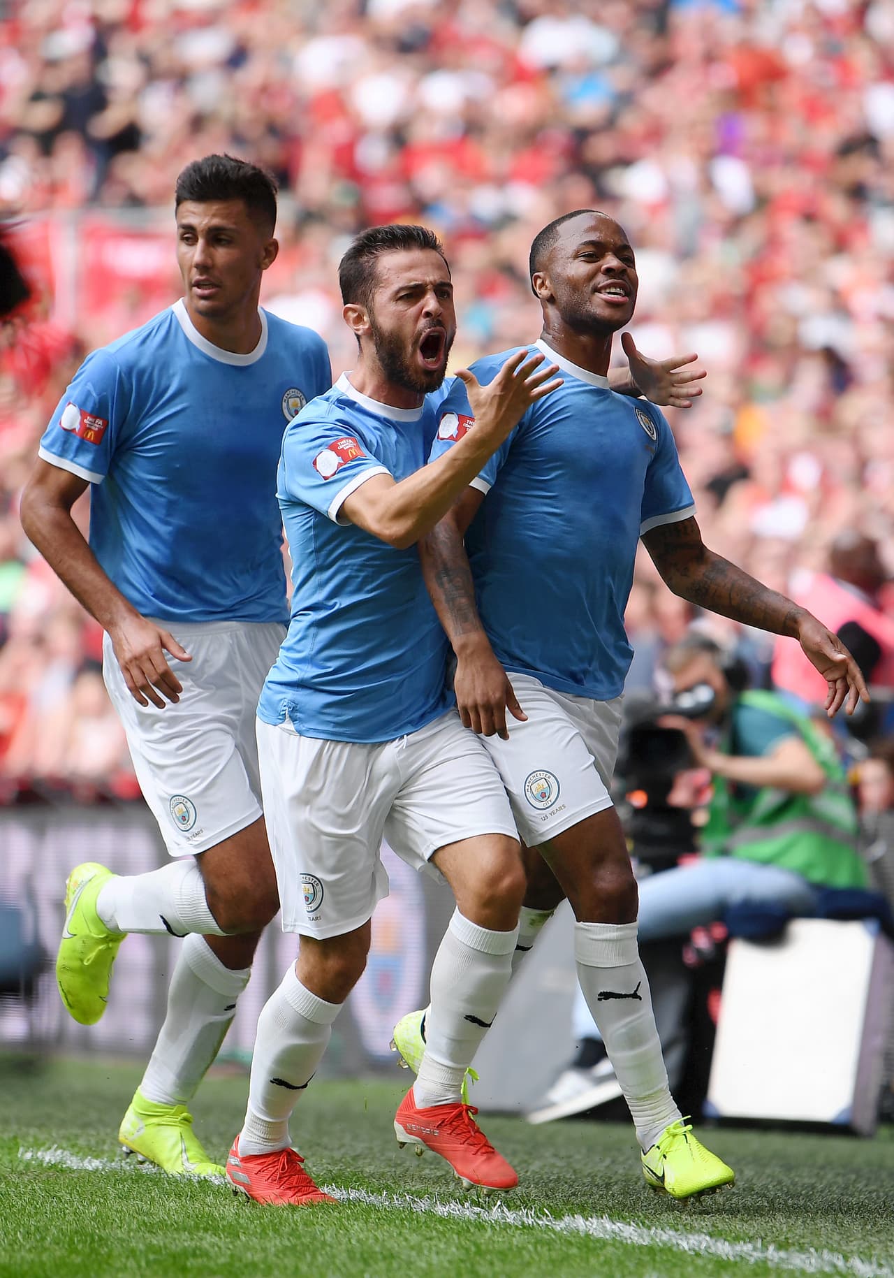 Sterling y Bernardo Silva prometen seguir dominando el fútbol inglés.