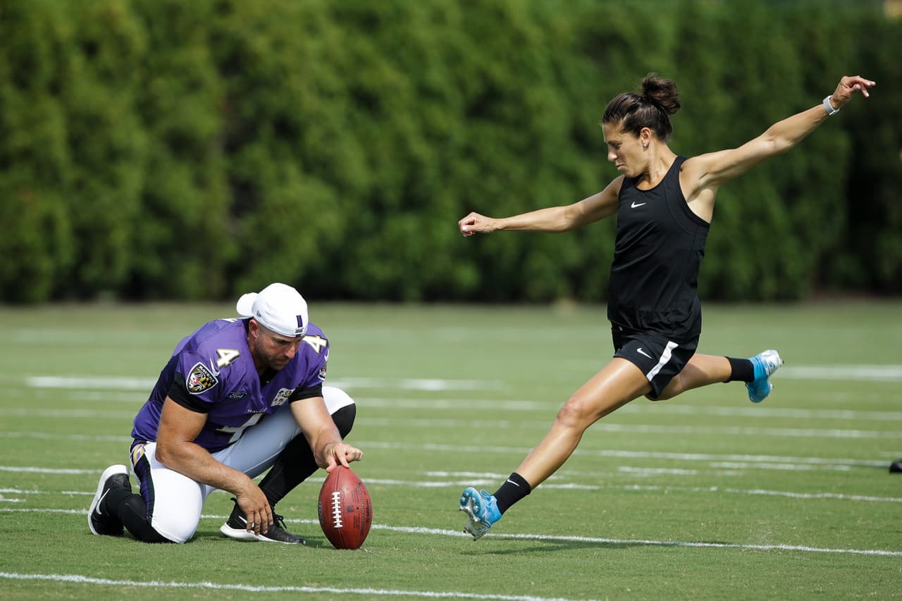 Carli Lloyd, futbolista y actual campeona del mundo, conectó gol de campo de 55 yardas durante un entrenamiento de los Philadelphia Eagles.Recibió dos ofertas por parte de dos equipos de la NFL, las cuales ha rechazado.