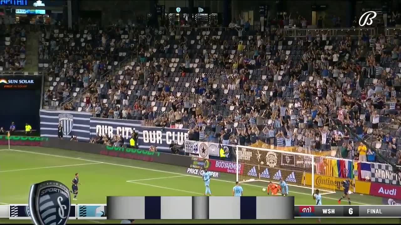 Cameron Duke lo golpea después de un centro al área de Johnny Russel