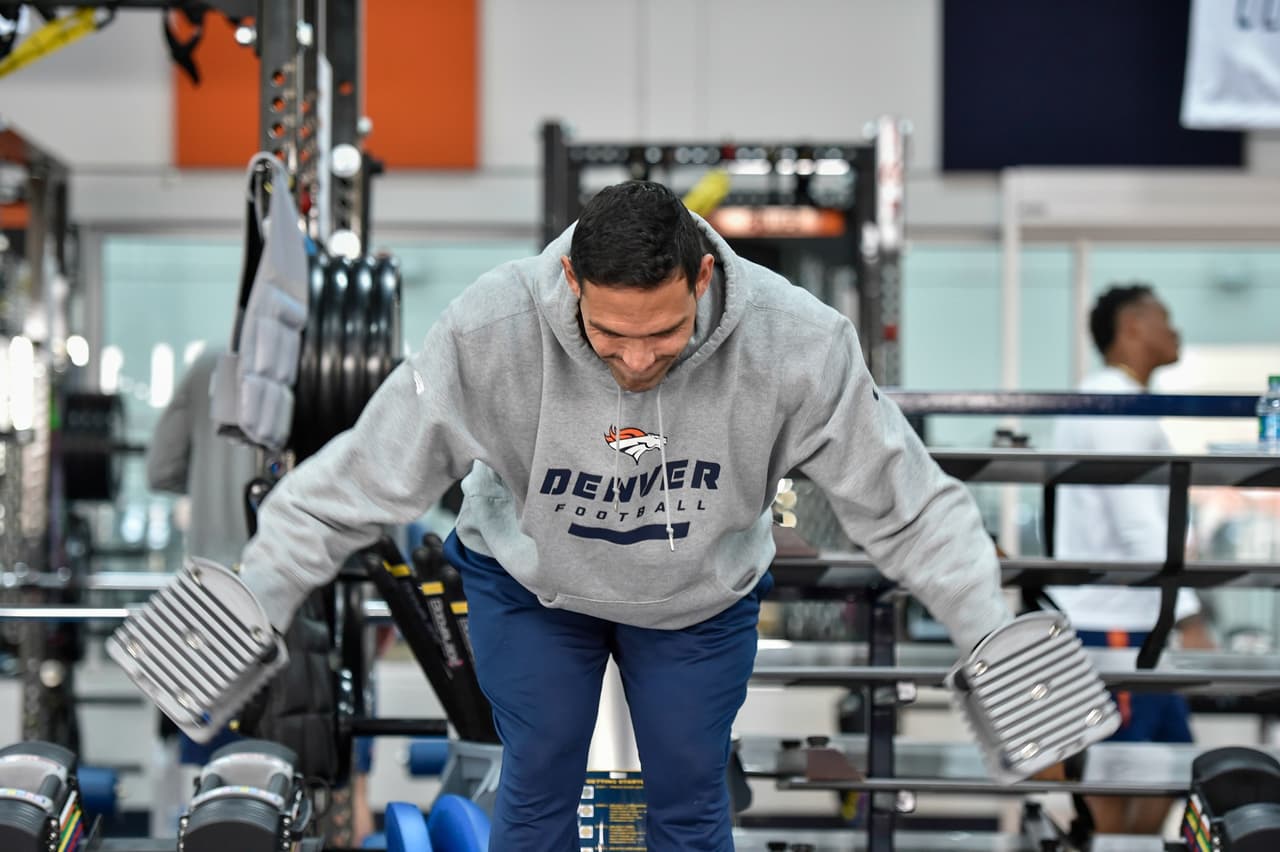 Mark Sánchez se sometió a cirugía en el pulgar derecho, regresará hasta junio