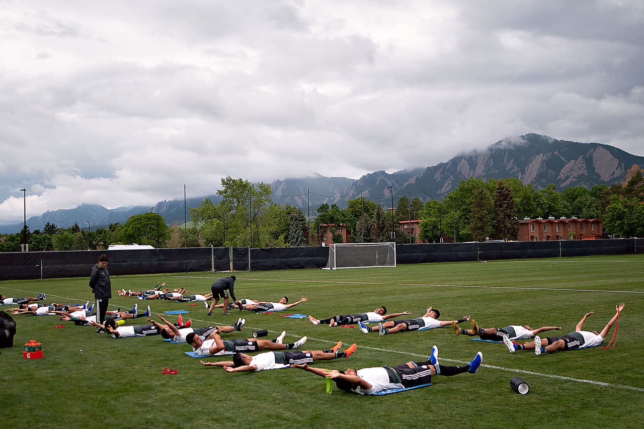 La Selección Mexicana de Fútbol cerró su preparación para enfrentar a Canadá en el segundo compromiso de ambas selecciones en la Copa Oro 2019. Los integrantes del Tricolor realizaron su práctica en las instalaciones de la Universidad de Colorado. Tuvieron una parte de entrenamiento táctico, físico y al final, recreativo, con la finalidad de llegar con buena 'puesta apunto' para el duelo de este miércoles en Denver.