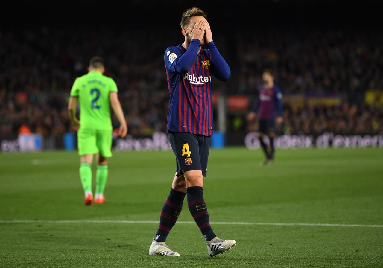 El croata Ivan Rakitic tampoco estaría en los planes del Barcelona, que busca una salida para el croata, que tiene contrato hasta 2021 con el equipo pero es del interés de Inter de Milán.