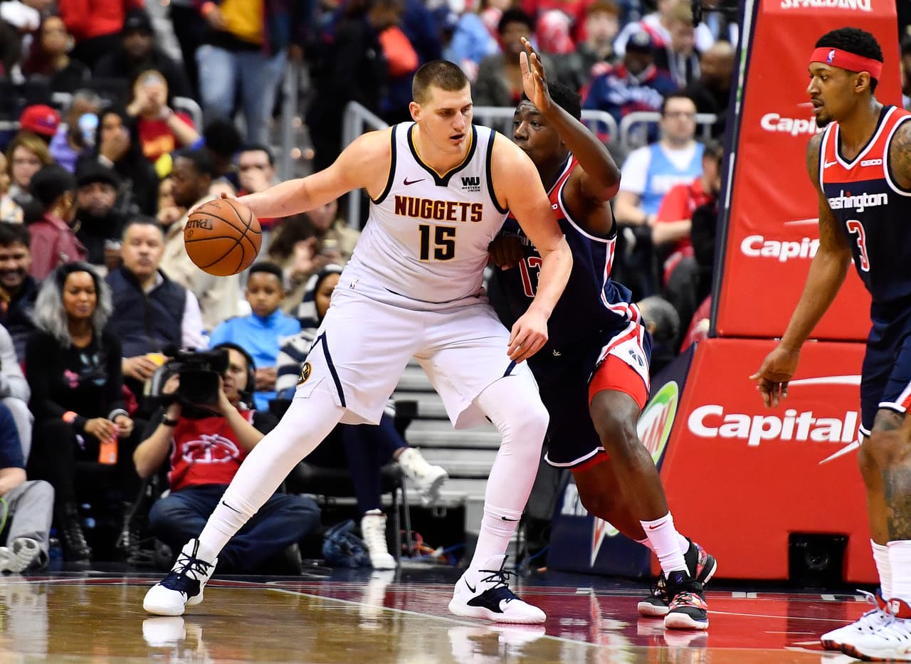 El poste serbio de los Nuggets Nikola Jokic (15) tuvo una actuación sólida con un doble doble (15 pts y 11 ast) que ayudó a su equipo a lograr la victoria. Por los Wizards Bradley Beal sumó 25 tantos.