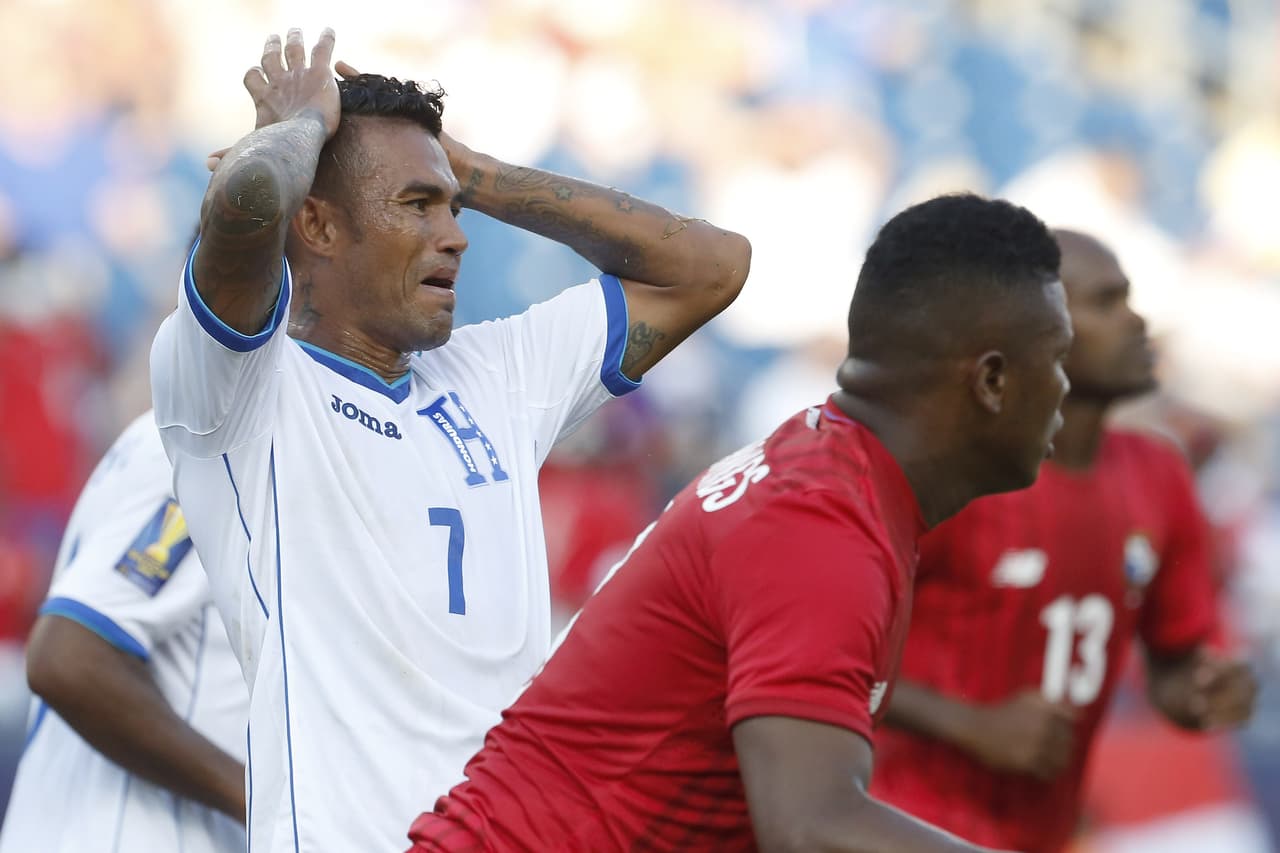 Colero del sector A, Honduras solo empató con Panamá y perdió con EE.UU. y Haití y es la primera vez que no pasa de la fase de grupos ni gana un juego desde el 2003. (Foto: Getty Images).