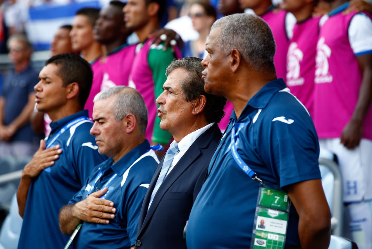 El estratega colombiano no he empezado bien en Honduras y hasta se dice que hay serias diferencias con el plantel de ‘La H’ que se quedó muda en la Copa Oro 2015. (Foto: Getty Images).