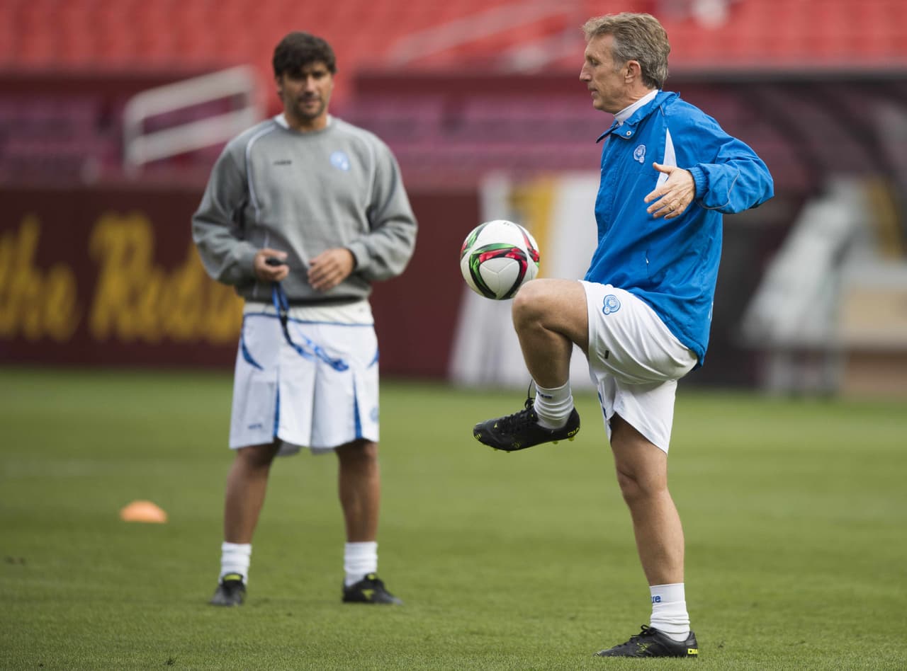 Sin embargo, el entrenador español Albert Roca no pudo cambiar el envión del fútbol cuscatleco y ‘La Selecta’ se fue a casa sin mucho que presumir. (Foto: Getty Images).