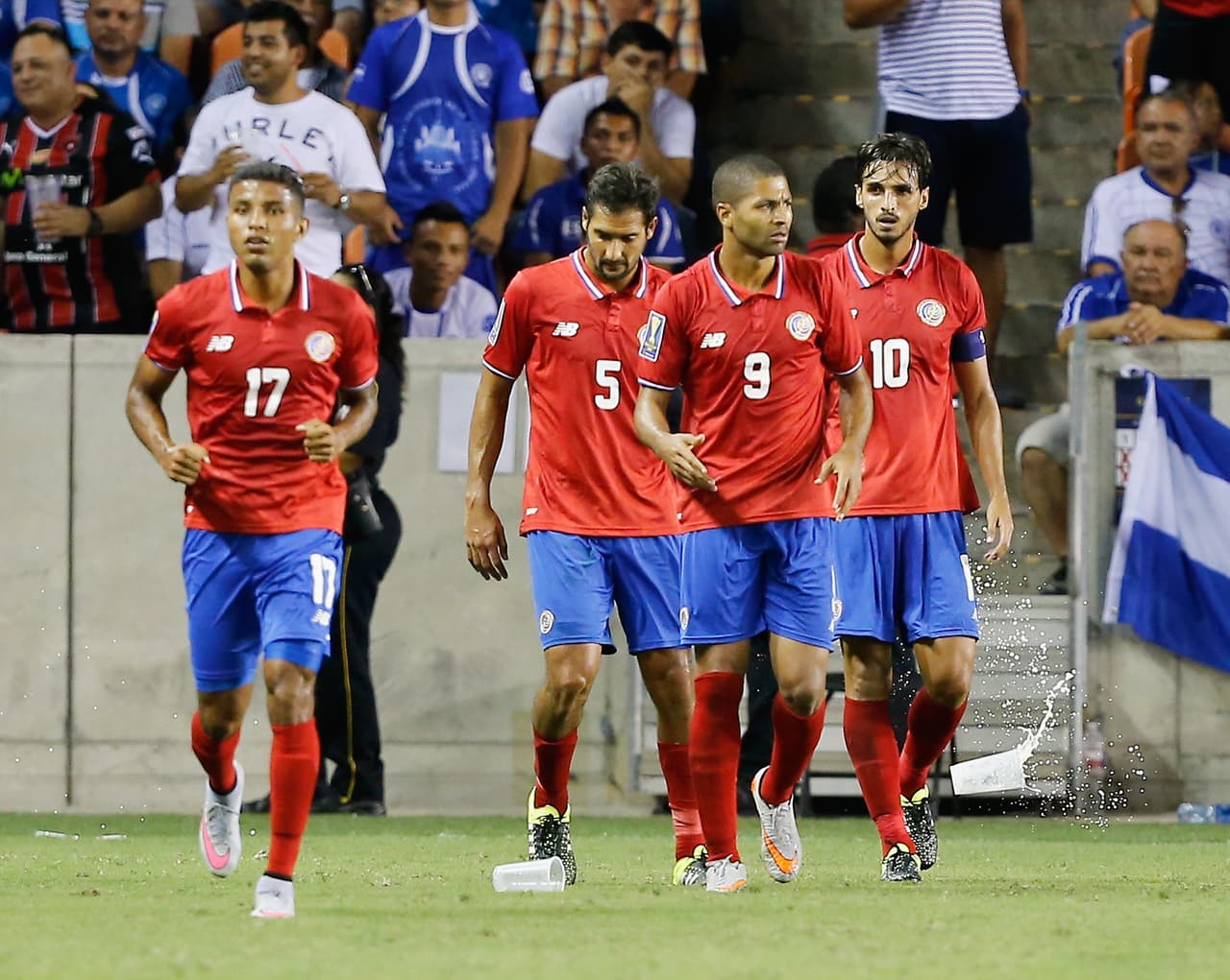 La apuesta de Costa Rica por ganar su primera Copa Oro no ha empezado nada bien, al menos están en la siguiente ronda, sin embargo, lo lograron empatando sus tres encuentros. (Foto: Getty Images).