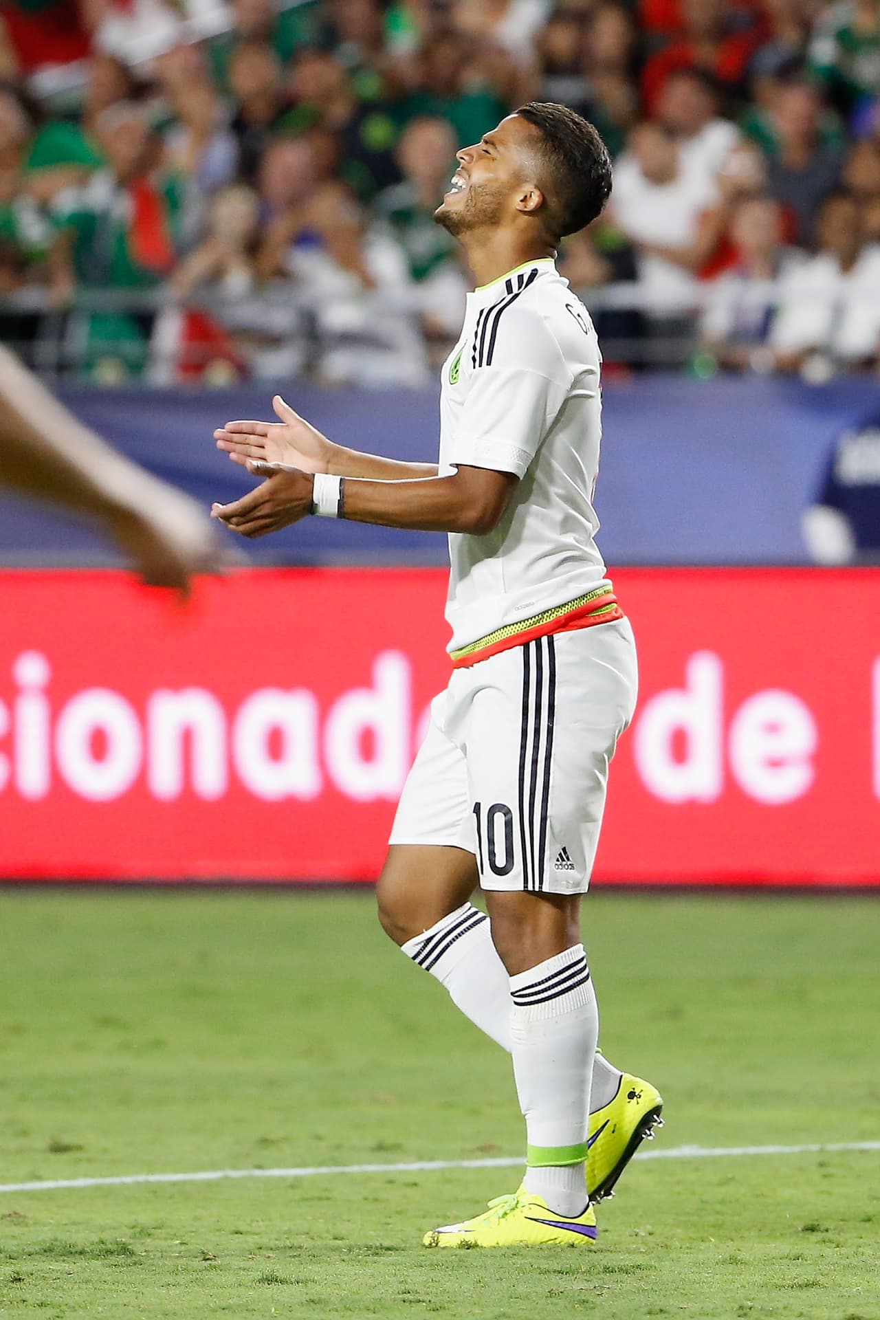 También hay que considerar lo de Giovani Dos Santos, no fue titular en los primeros dos juegos y en el tercero salió lesionado, el nuevo jugador del Galaxy quedó a deber. (Foto: Getty Images).