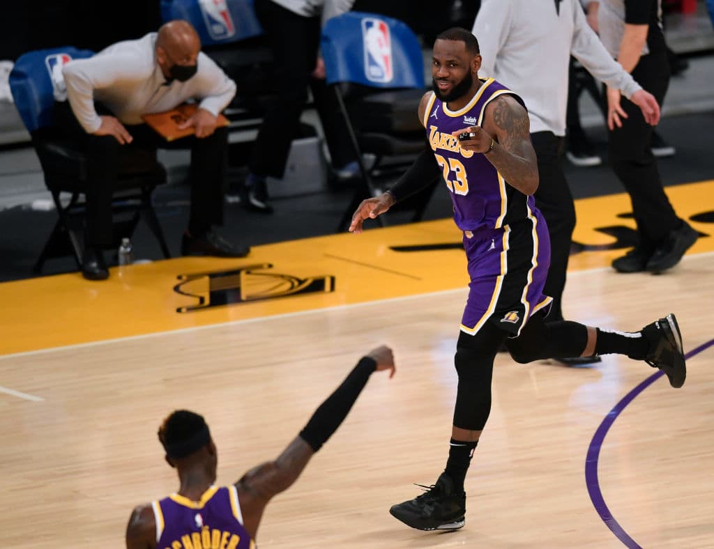 Rompe Lakers su mala racha ante Portland