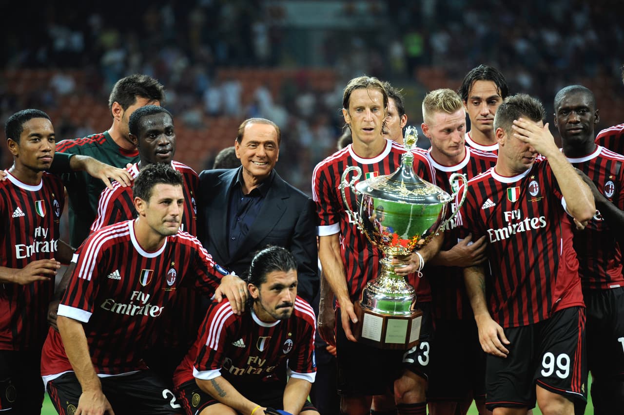 Silvio Berlusconi en una premiación con jugadores del AC Milan.