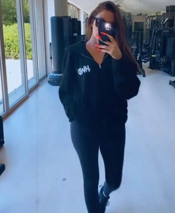 Mientras tanto, Khloé Kardashian publicó en esa plataforma una serie de fotos y videos en donde sus seguidores notaron un detalle: ya no traía un
<b><a href="https://www.univision.com/famosos/khloe-kardashian-anillo-compromiso-tristan-thompson-boston-fotos" target="_blank">anillo de diamantes que le habría regalado Tristan Thompson. </a></b>
<br>