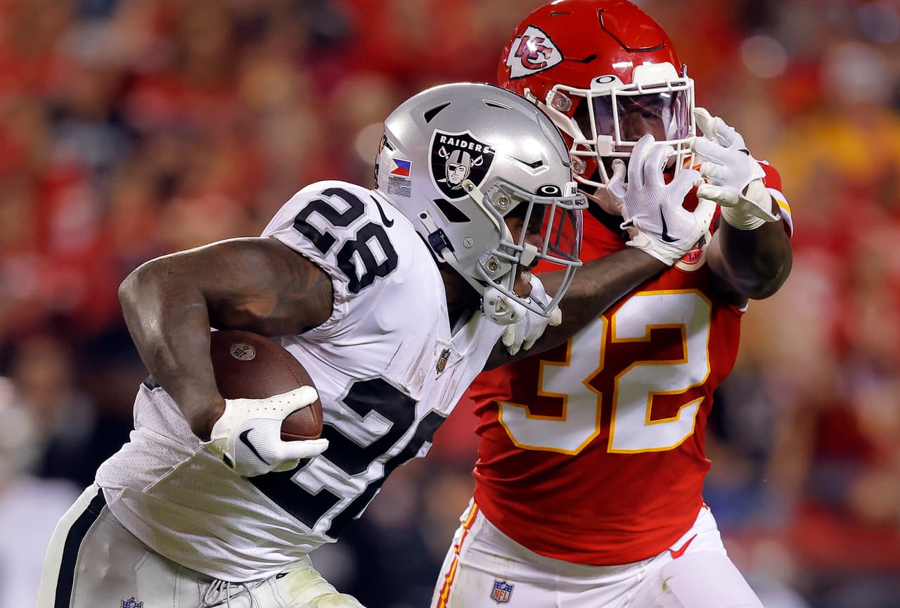 Josh Jacobs, de Las Vegas Raiders, lleva 490 yardas recorridas en lo que va de la temporada de la NFL.