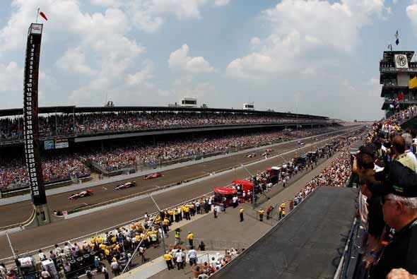 El legendario autódromo de Indianàpolis recibió a más de 100 mil aficionados para la carrera más importante del año.