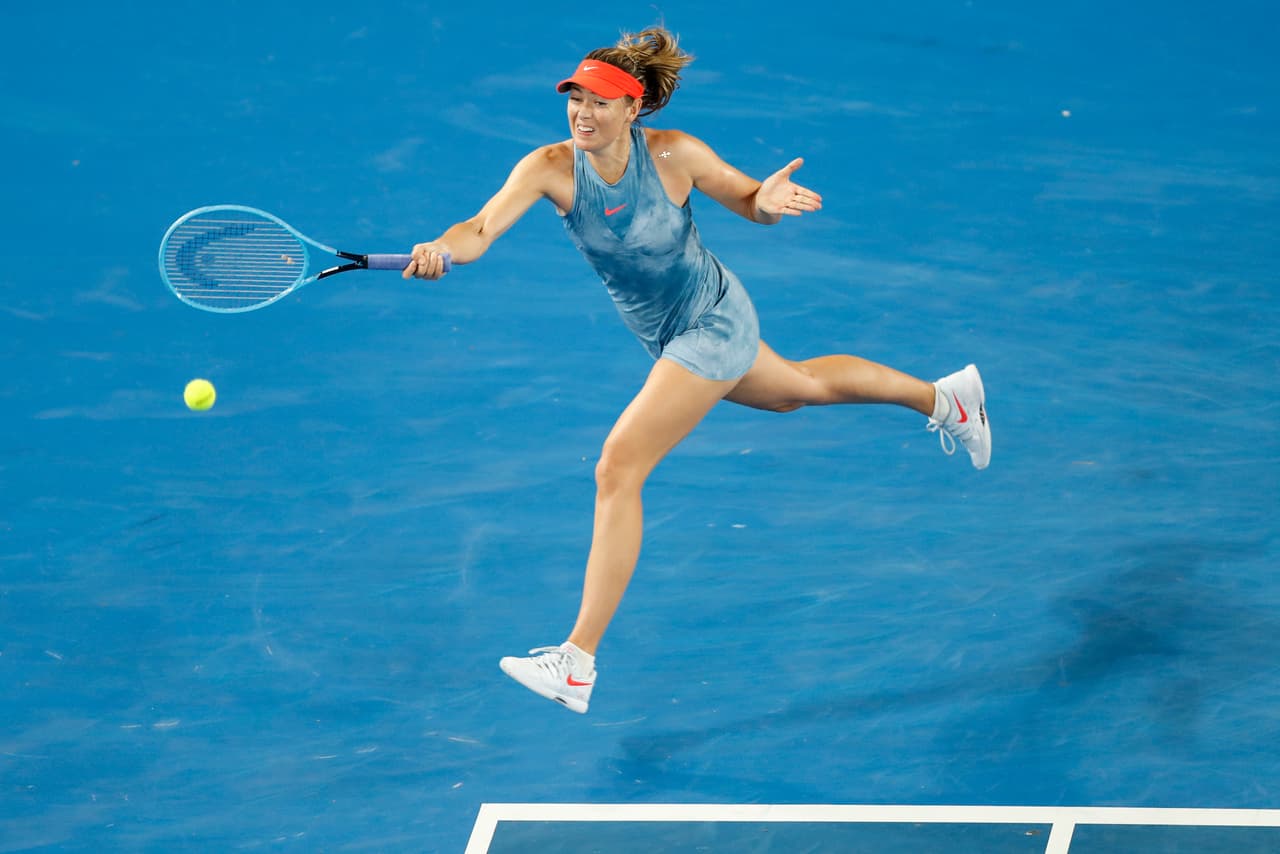 La rusa María Sharapova pasó a tercera ronda del Abierto de Australia y chocará contra la danesa Caroline Wozniacke, otra exnúmero uno. Así, tras 14 años de carrera sigue vigente su talento y belleza.