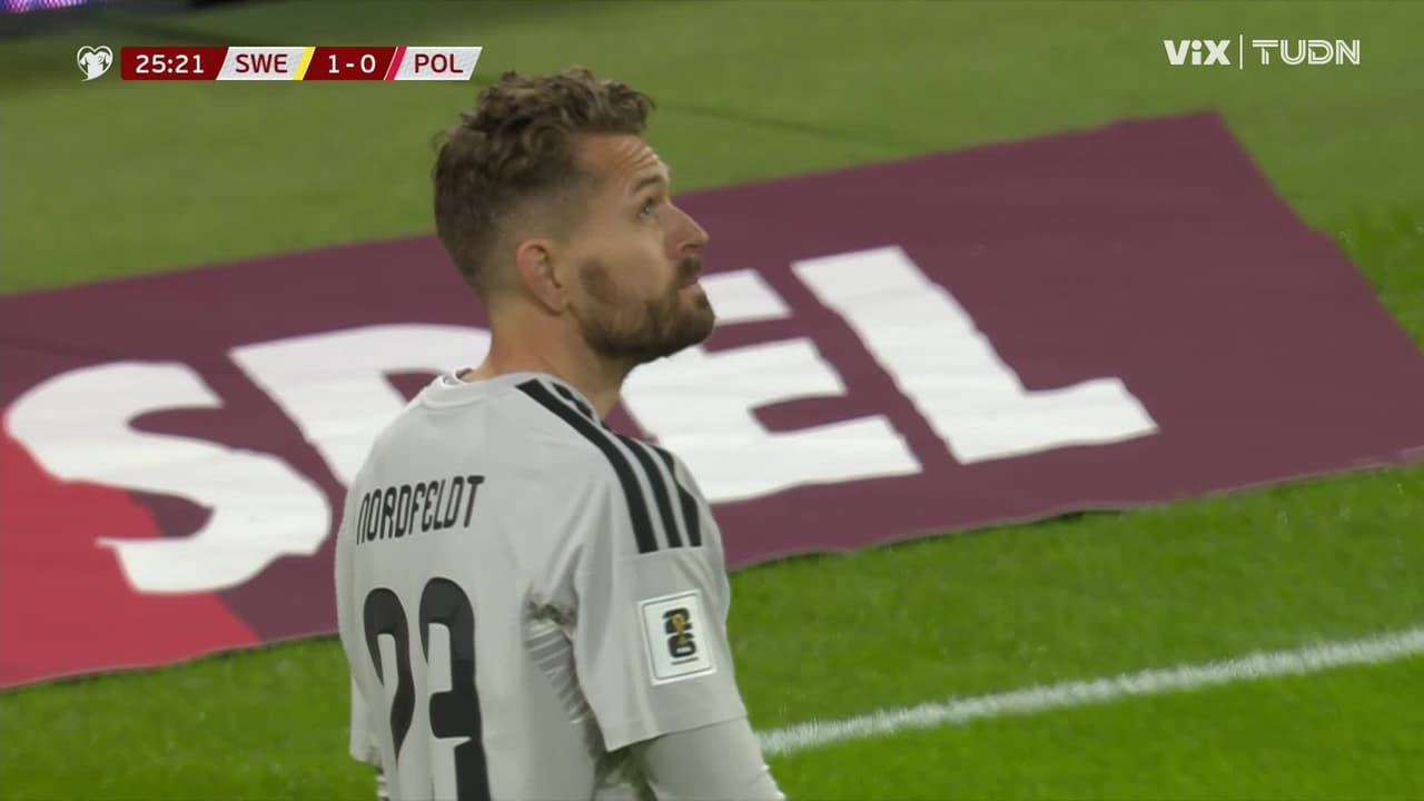¡Atajadón de Kristoffer! EL arquero salva a Suecia del trallazo de Karol Świderski