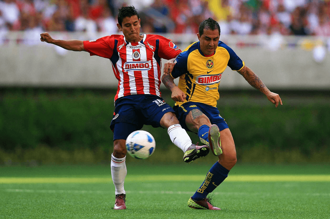 Daniel Montenegro disputó la pelota intensamente pero la mayoría de los duelos los ganó ‘El Venado’ Medina.