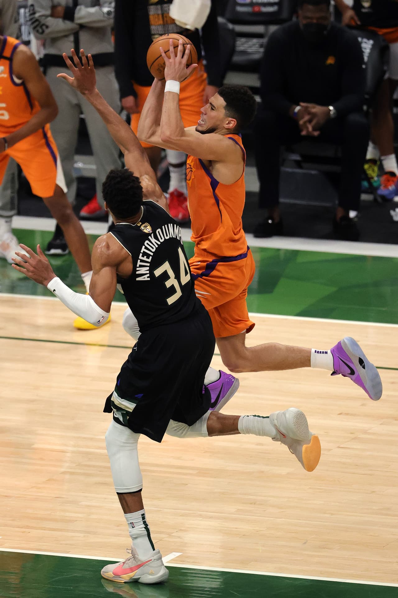 Los Suns intentaron revivir en la recta final y se quedaron cerca de empatar, pero el poderío de Giannis resultó demasiado para un equipo más nervioso que con ganas de darle la vuelta.