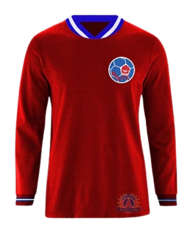 Fundado en 1970, esta fue la primera playera que usó el PSG en su historia. Nada que ver con el diseño que actualmente usa el club francés, siendo roja totalmente con detalles en azul. El escudo también era diferente y no contaba con patrocinios, ni siquiera marca de la indumentaria.