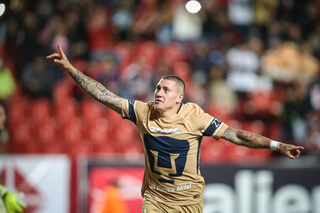 ¡Gol de vestidor! Bastaron 52 segundos para que Nico Castillo abriera el marcador por los Pumas con un certero remate de cabeza en jugada de tiro libre.