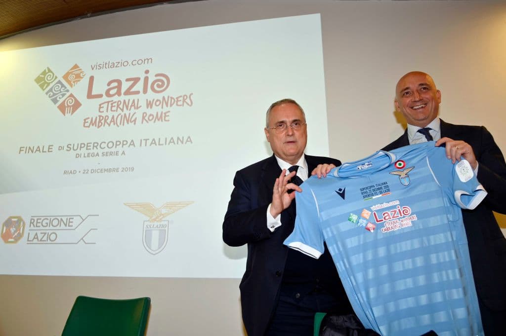 Claudio Lotito, presidente, y Daniele Leodori, vicepresidente, dieron a conocer la camiseta que usará la Lazio en la Supercopa Italiana.