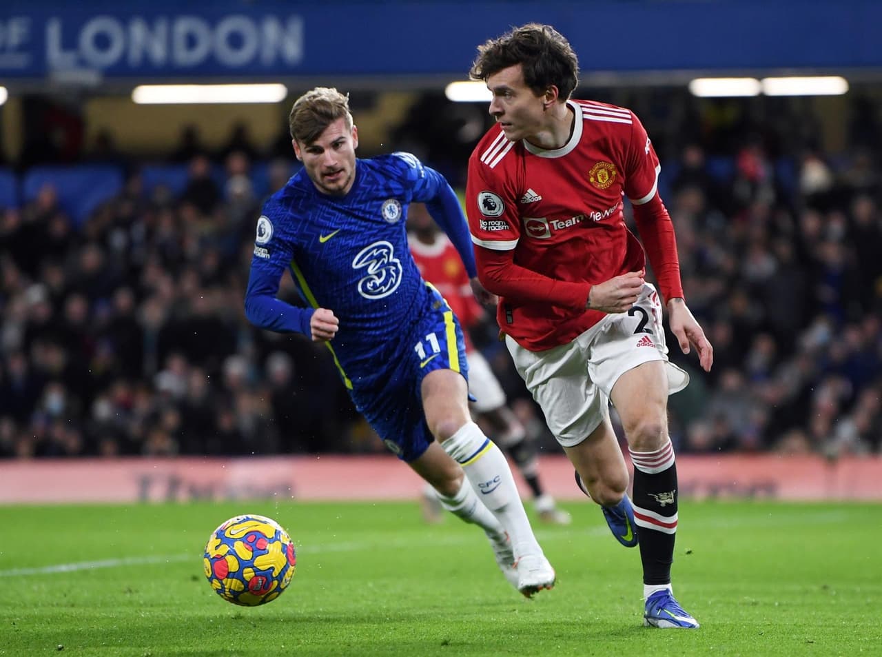 Chelsea empata 1-1 ante el Manchester United durante la J13 de la Premier League. Jadon Sancho abrió el marcador al minuto 50' a favor de los Red Devils, pero Jorge Luis Frello logra igualar el marcador al 69'. Cristiano Ronaldo entró de cambio.