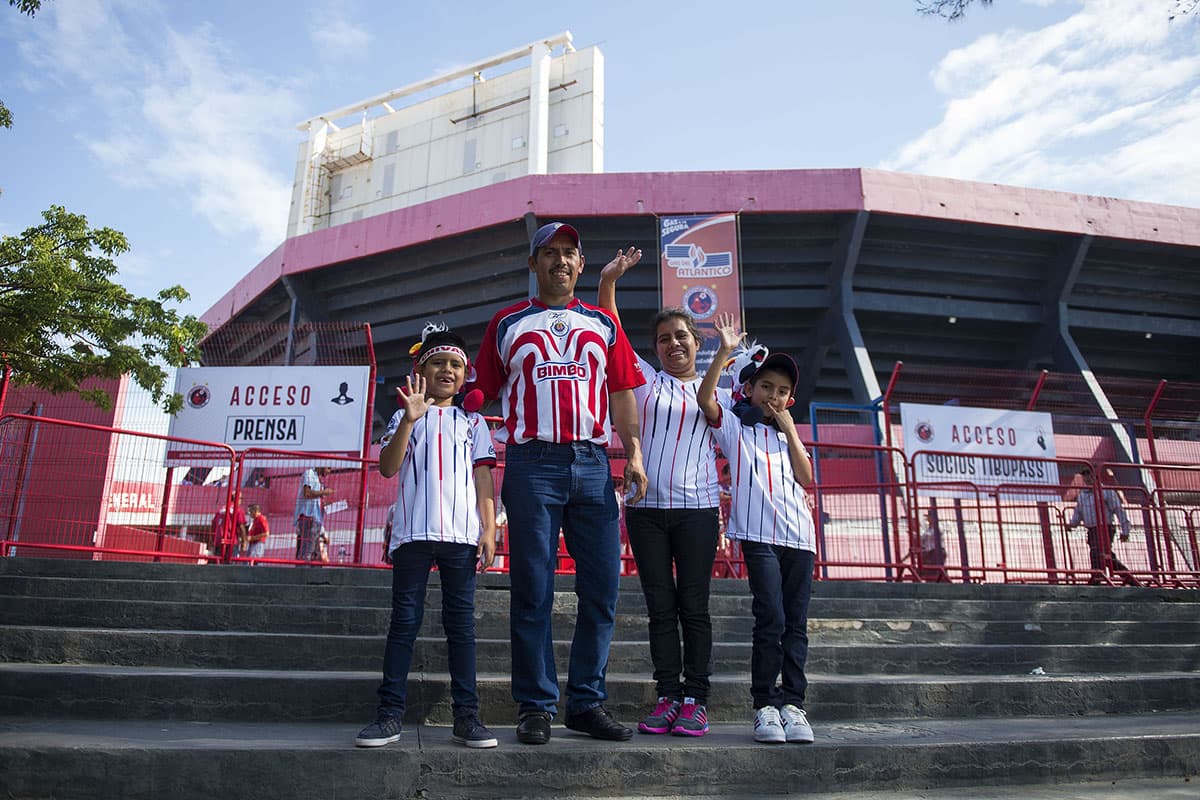 Fanáticos de Chivas en las afueras del estadio a minutos del juego.