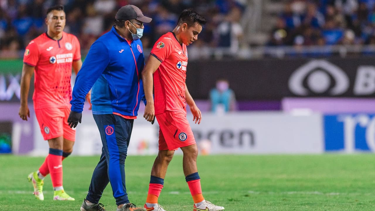 ‘Charly’ Rodríguez deja el partido de Cruz Azul por lesión