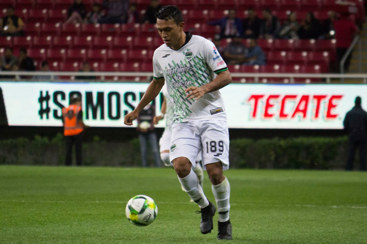 Ante la escasa creación de jugadas de peligro, los sureños buscaron en los minutos iniciales de la segunda parte acercarse, adelantar líneas, aunque fue un tibio esbozo nada más.