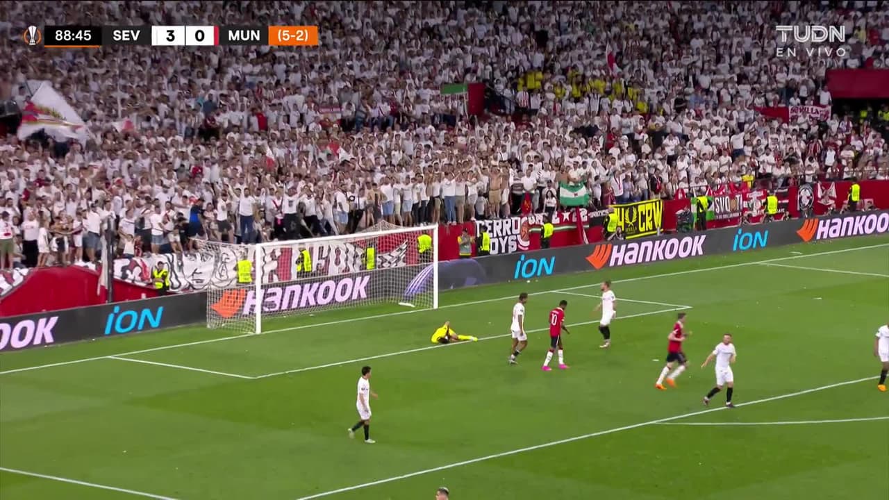 ¡TIRO ATAJADO! disparo por Anthony Elanga.