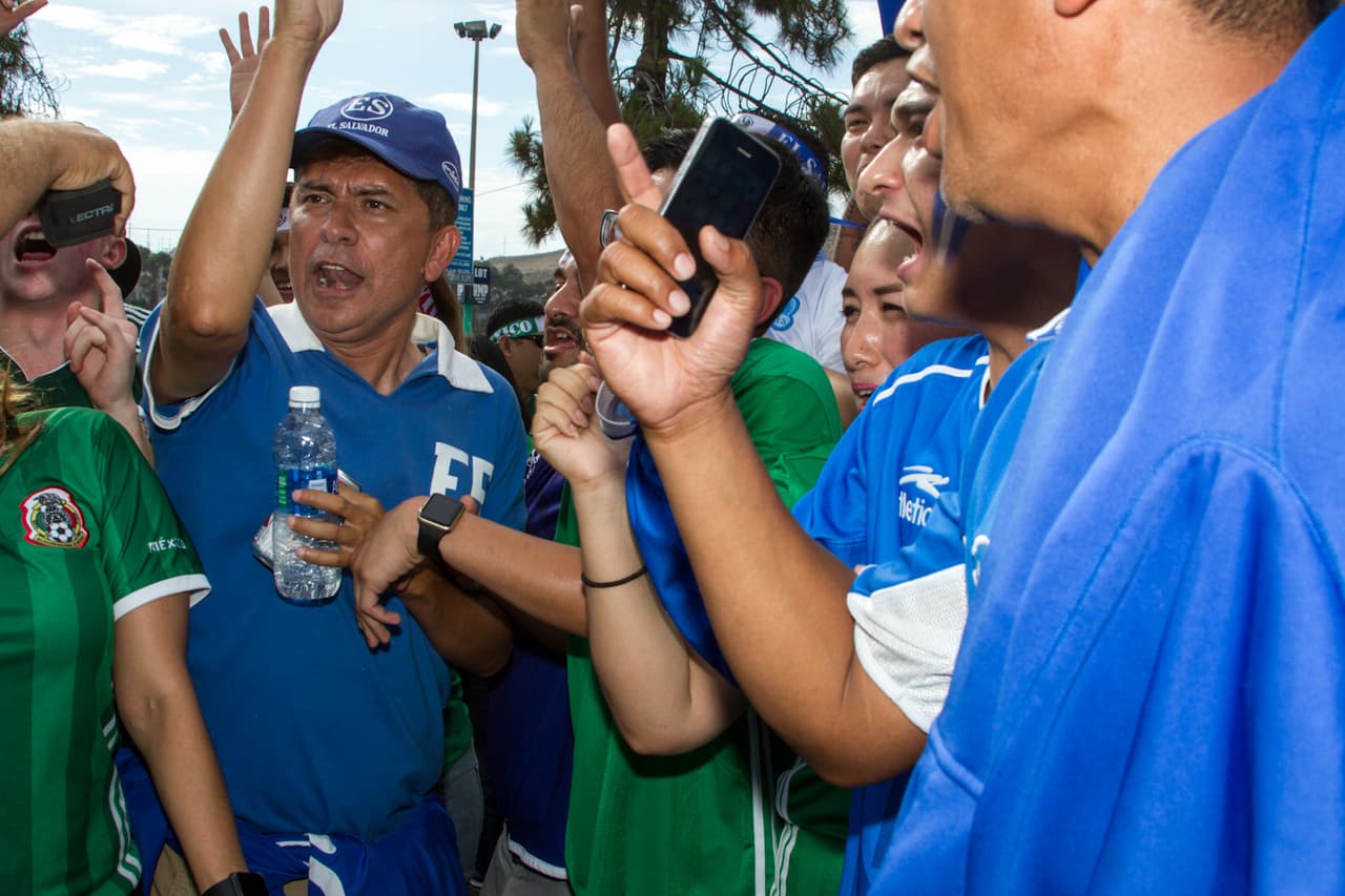 Horas antes del duelo entre México y El Salvador, los aficionados empezaron a hacer su partido en el estacionamiento del Qualcomm Stadium de San Diego, una fiesta llena de música y camaradería entre las dos naciones.
