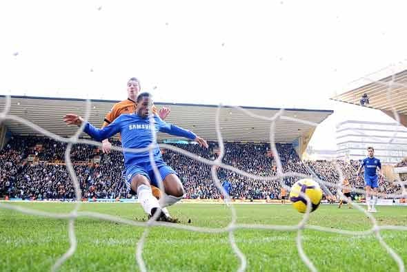 Didier Drogba fue la gran figura del partido con dos goles. Este fue el primero.
