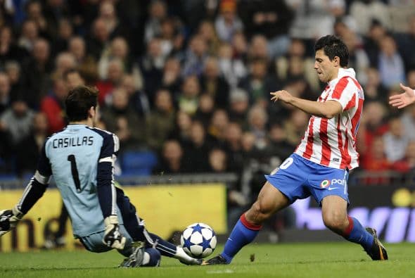 Sin embargo, una jugada polémica parecía cambiar el rumbo de las cosas. Sergio Agüero, en presunto fuera de lugar, quedó mano a mano con Iker Casillas.