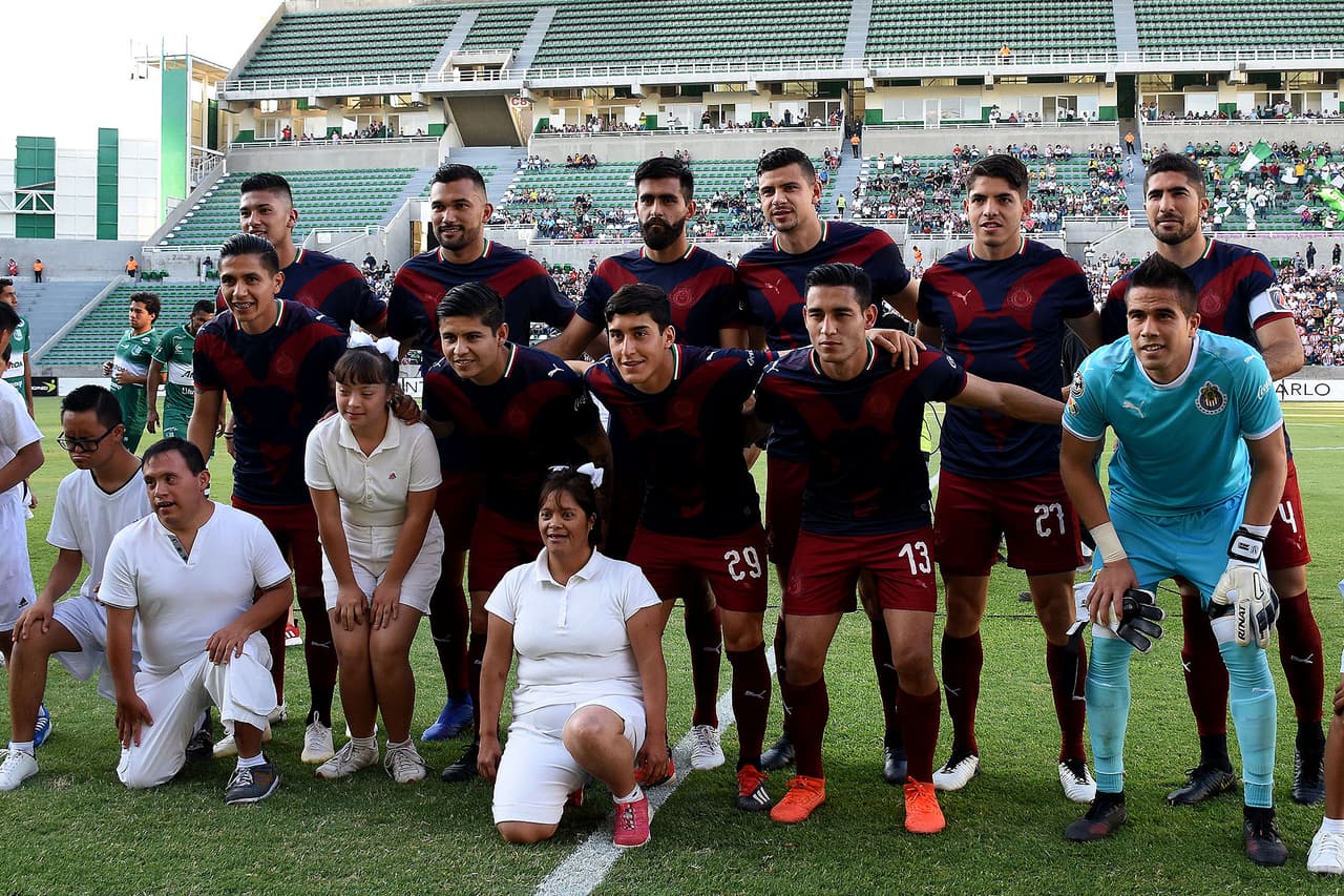 Con su uniforme alterno jugó Chivas en este encuentro de preparación.