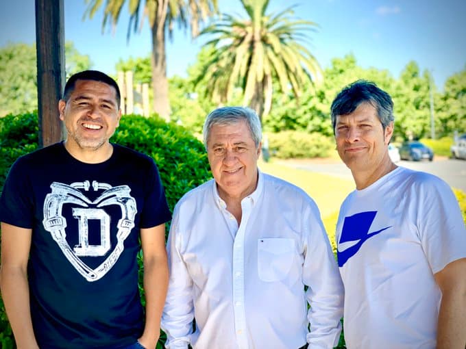 La plantilla encabezada por Juan Román Riquelme, Jorge Amor Ameal y Mario Pergolini.