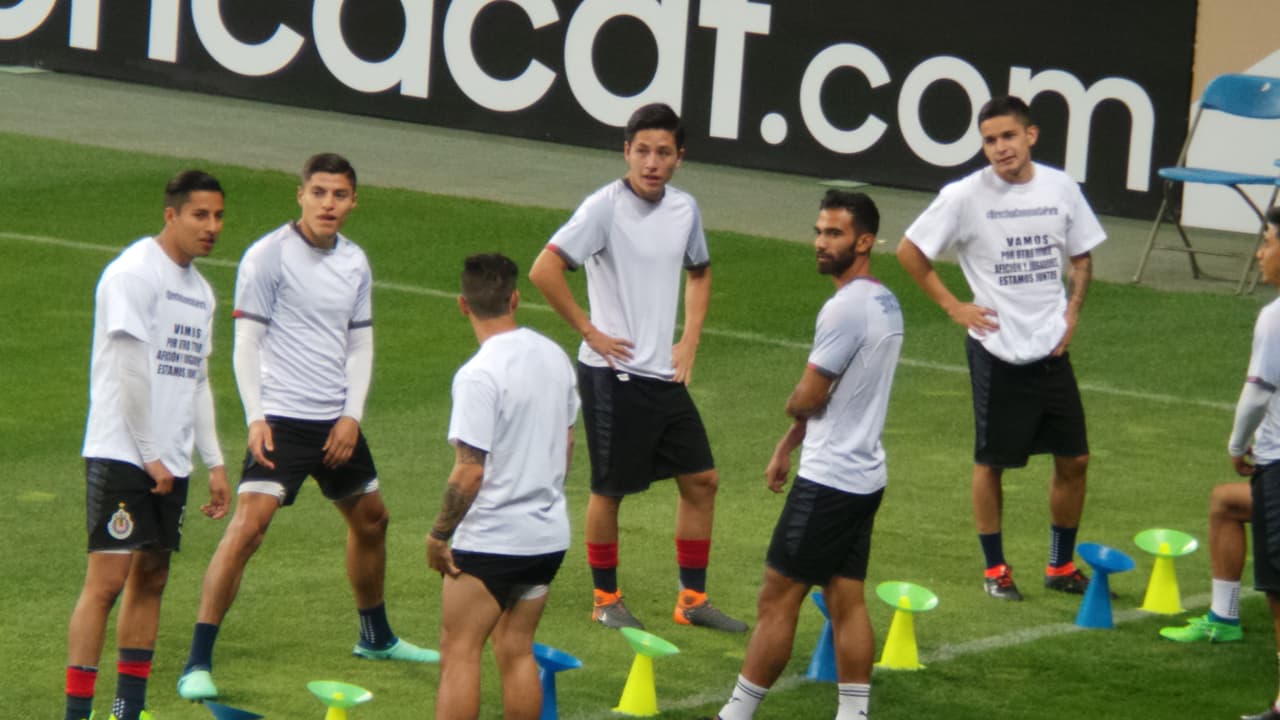 La polémica se tomó el último entrenamiento de las Chivas antes de la final de la Concacaf Liga de Campeones en el estadio Akron. Los jugadores del Rebaño cumplieron la sesión con unas playeras de protesta por la deuda que tiene la directiva con ellos en cuanto a unos premios pactados. El ambiente se caldea a menos de 24 horas del decisivo partido ante Toronto F.C.