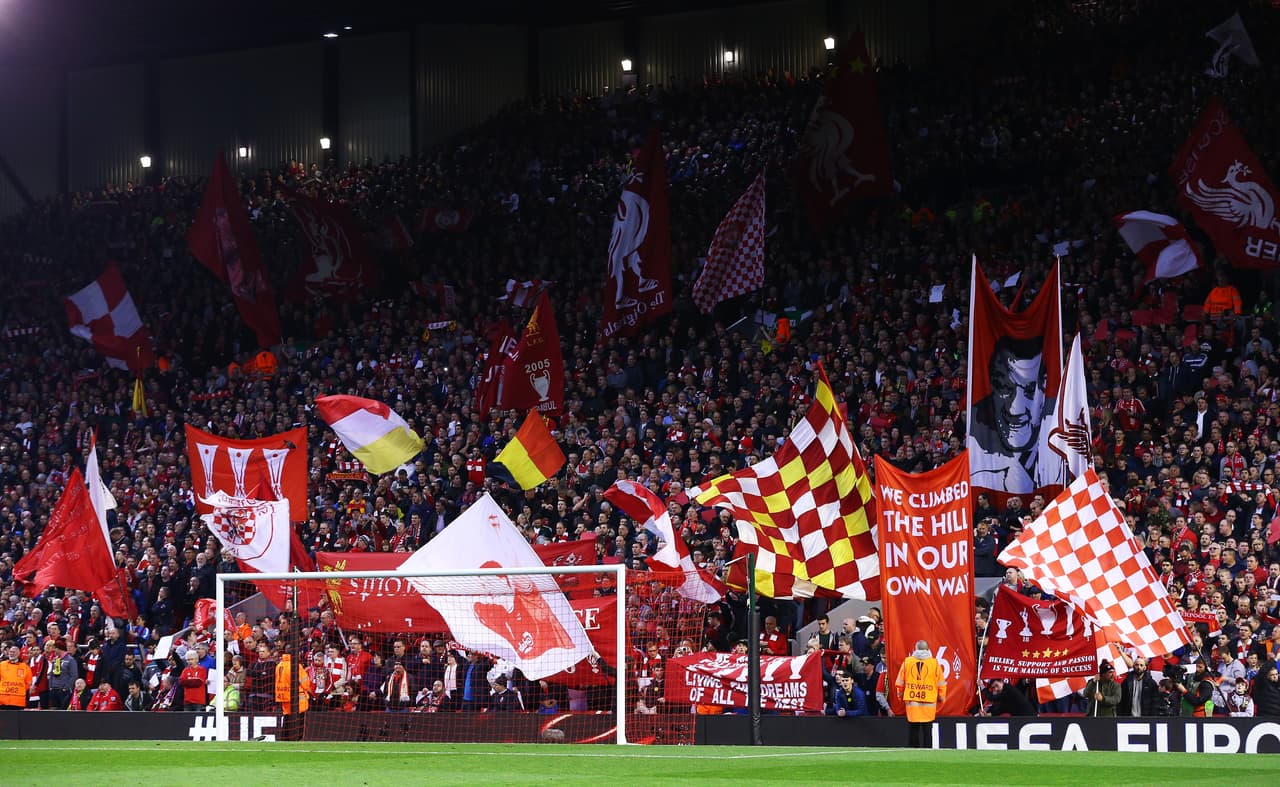 UEFA abre un nuevo expediente al Liverpool por lanzamiento de bengalas