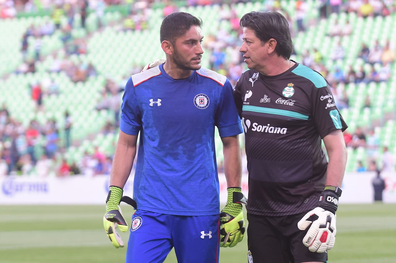 Nicolás Navarro (der.) se retiró en Necaxa en 2003 y ahora es preparador de arqueros con Santos Laguna.