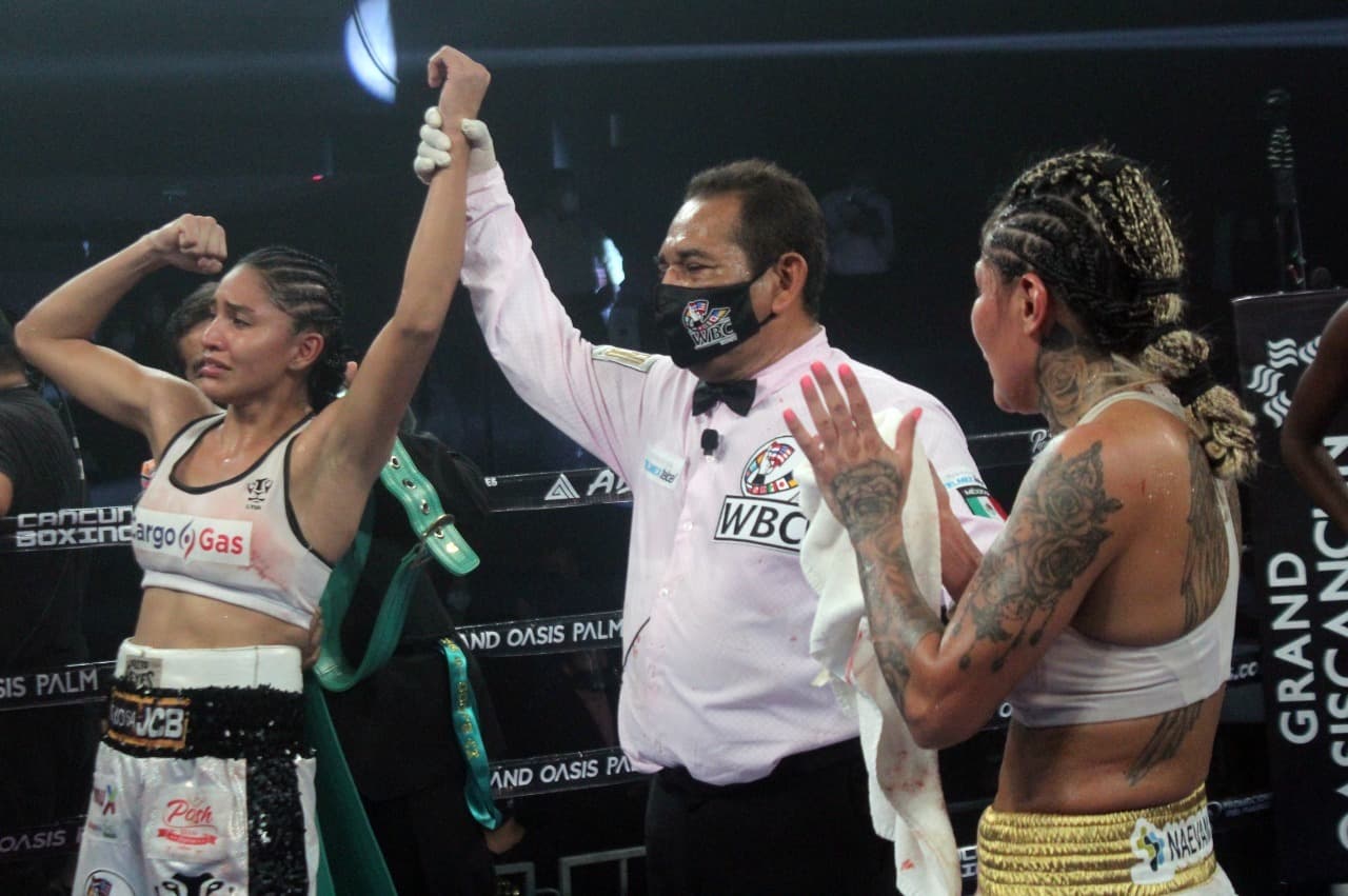 Mariana ‘Barby’ Juárez fue castigada desde el primer asalto con veloces y certeros golpes. Al final de la pelea, la esquina de Juárez pidió que se revisaran los guantes de Luna; tras no encontrar irregularidades, 'Cobrita' se coronó como campeona Gallo del Consejo Mundial de Boxeo.