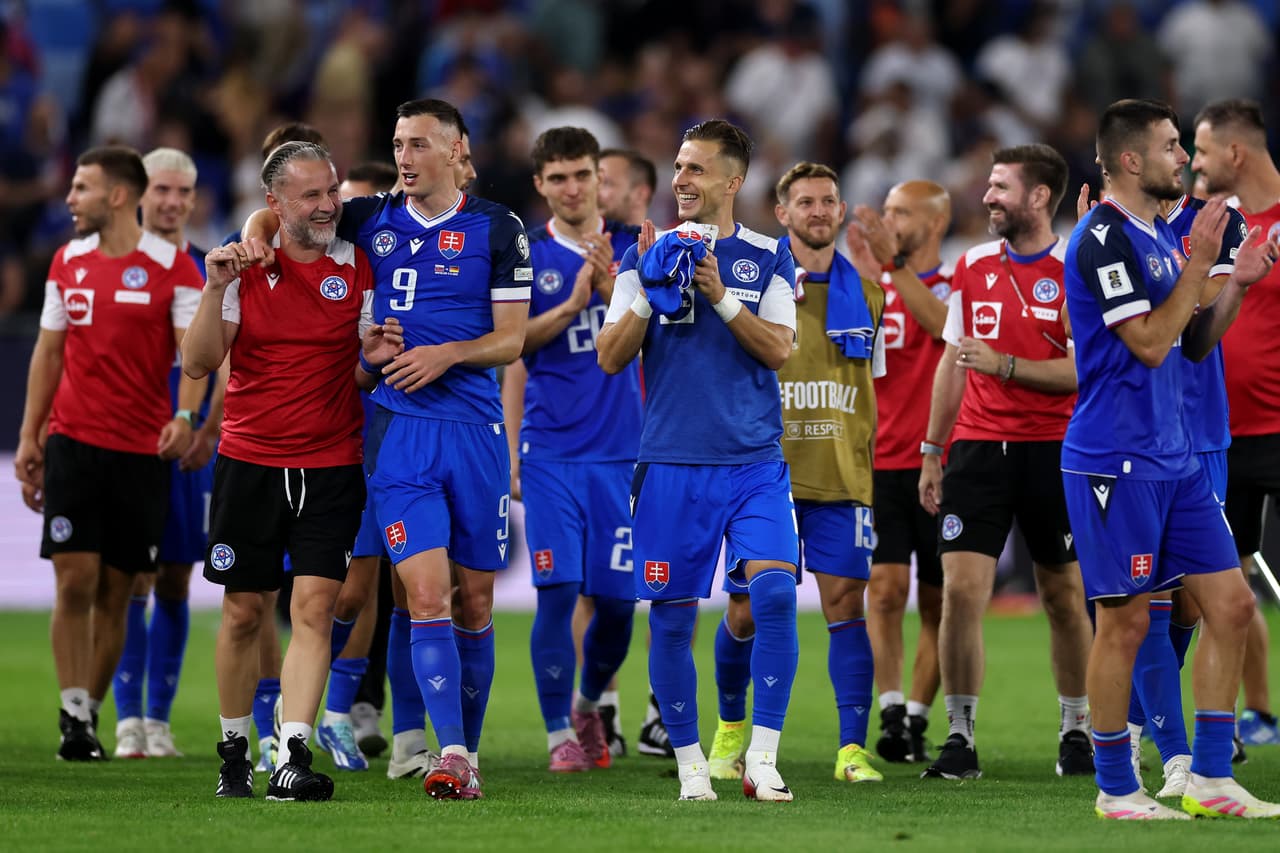 En Europa. Eslovaquia marcha líder del Grupo A. Necesitaría una combinación brutal para conseguir su pase al Mundial 2026 la próxima semana.