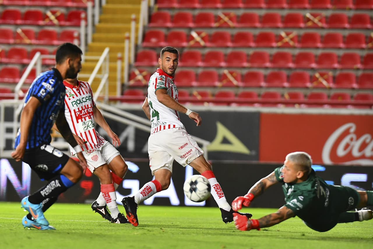 Con un solitario gol de Heriberto Jurado, Necaxa volvió a la senda de la victoria al vencer a Gallos Blancos en un partido con muchos tintes de llamados por la paz tras los acontecimientos violentos en Querétaro.