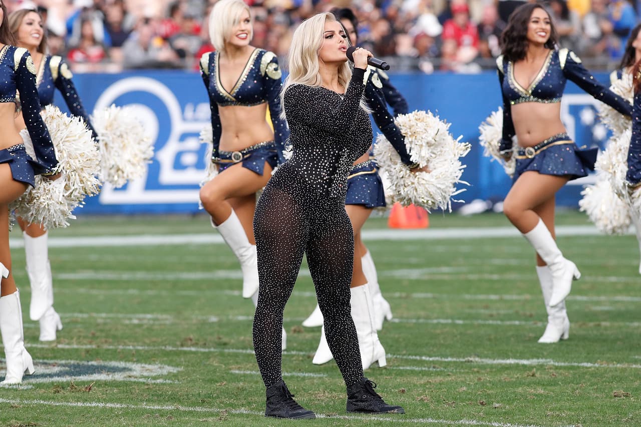 La NFL vivió una nueva jornada en la que el colorido y humor de los fanáticos mezclados con el ánimos de las porristas y la energía de los espectáculos le dieron vida propia a la fiesta fuera de la competencia en el fútbol americano estadounidense.