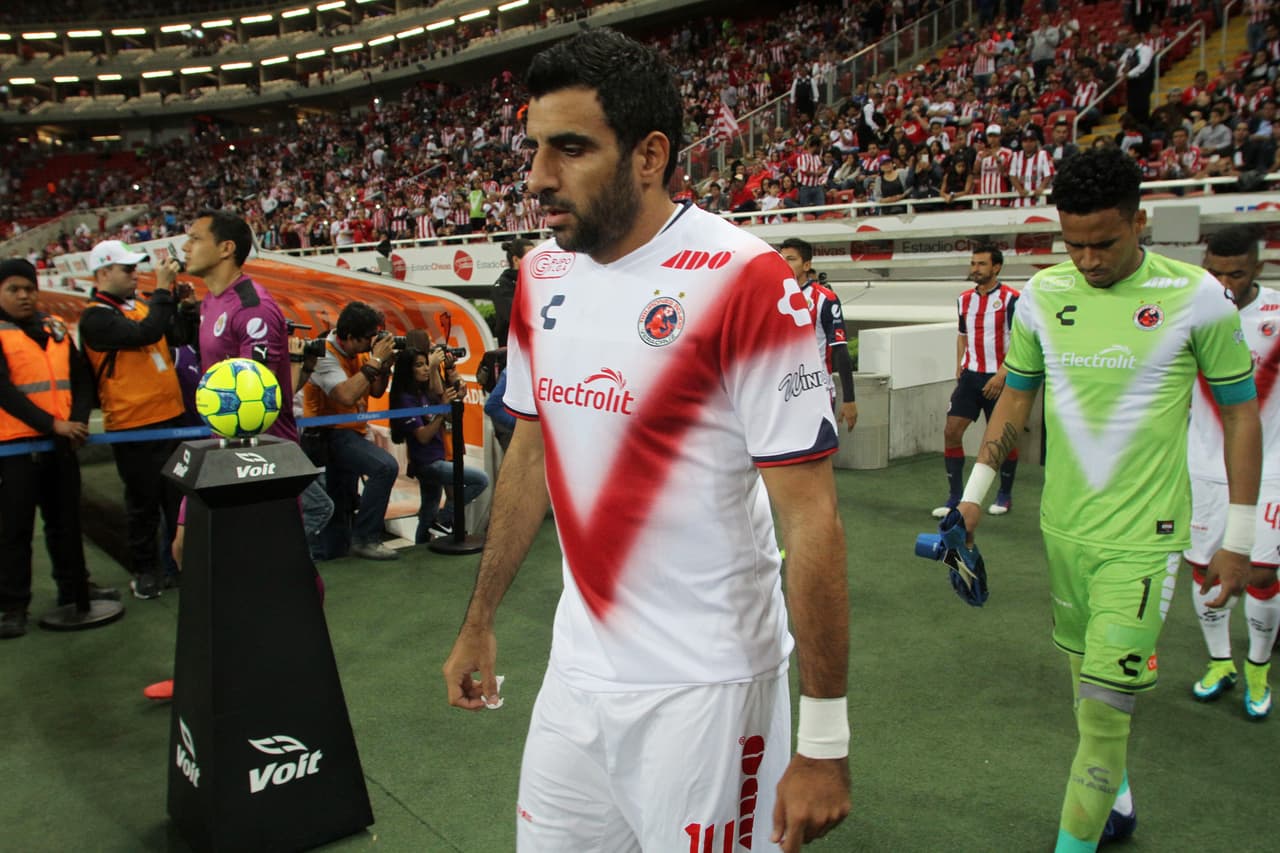 Los equipos saltan a la cancha.