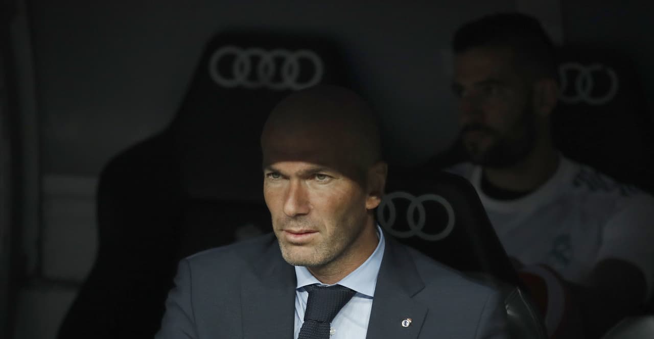 El técnico Zinedine Zidane ha vivido un difícil comienzo en la Liga de España, que tiene como líder a su archirrival Barcelona.