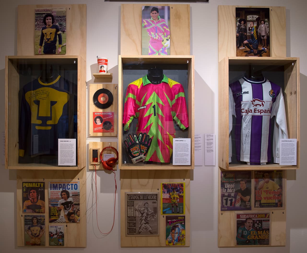 Playeras que por si mismas hablan sobre quienes marcaron una página especial en el fútbol mexicano se abrieron lugar.